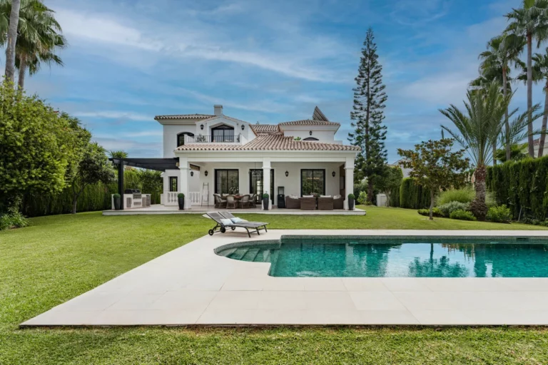 R5186596 | Detached Villa in Estepona – 6 beds, 4.5 baths
