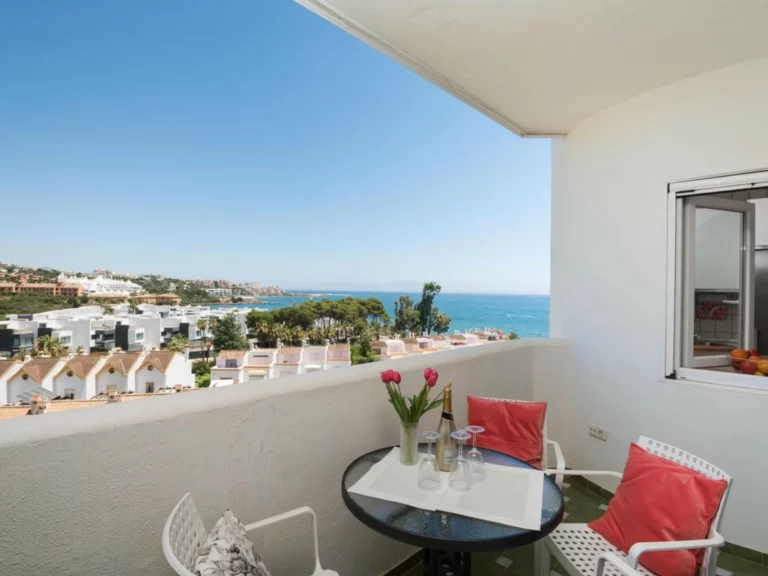 R5196871 | Middle Floor Apartment in Estepona – 2 beds, 2 baths