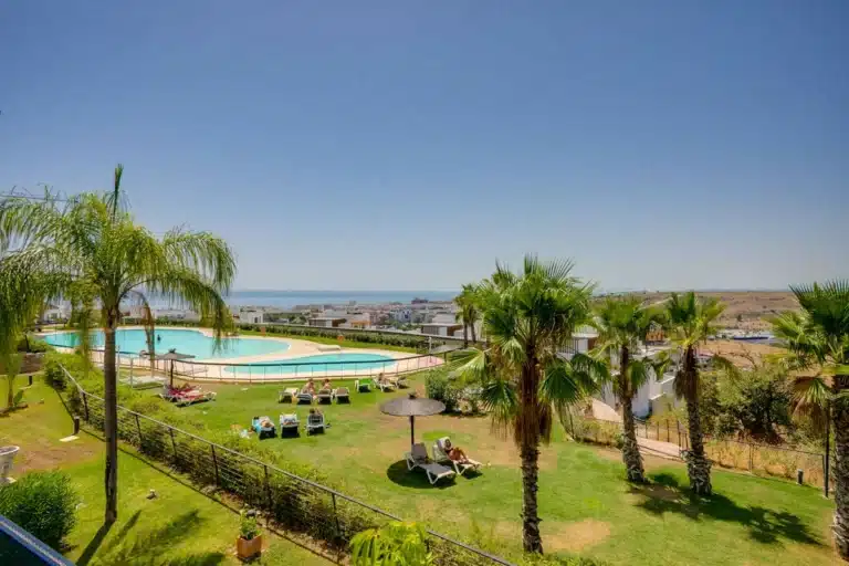 R5187460 | Middle Floor Apartment in Estepona – 4 beds, 3 baths