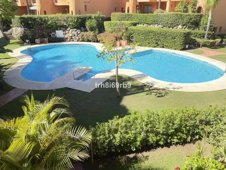 R5159356 | Middle Floor Apartment in Bel Air – 2 beds, 2 baths