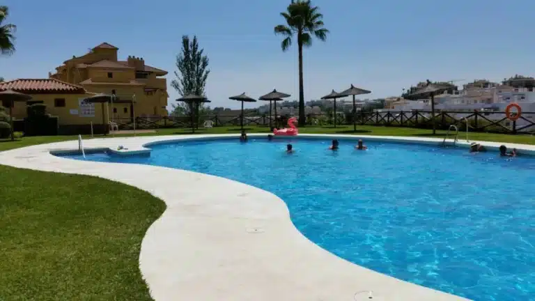 R5134765 | Middle Floor Apartment in Estepona – 3 beds, 2 baths