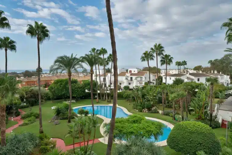 R5182732 | Middle Floor Apartment in Estepona – 2 beds, 2 baths
