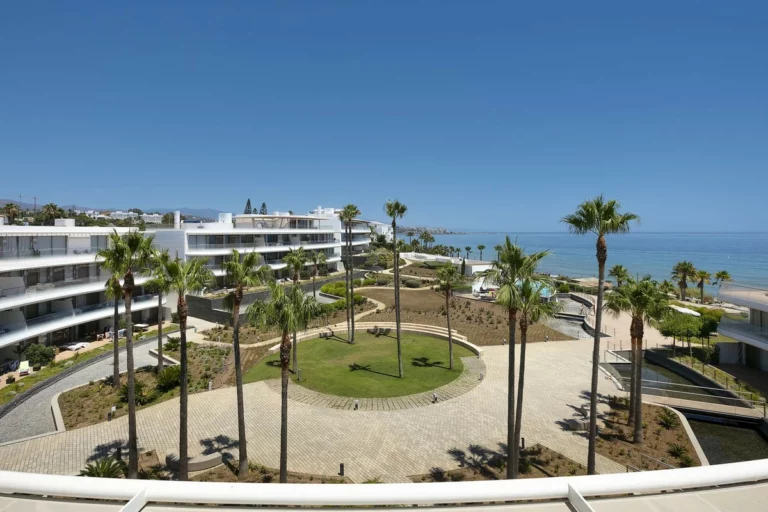 R5206294 | Middle Floor Apartment in Estepona – 4 beds, 3 baths