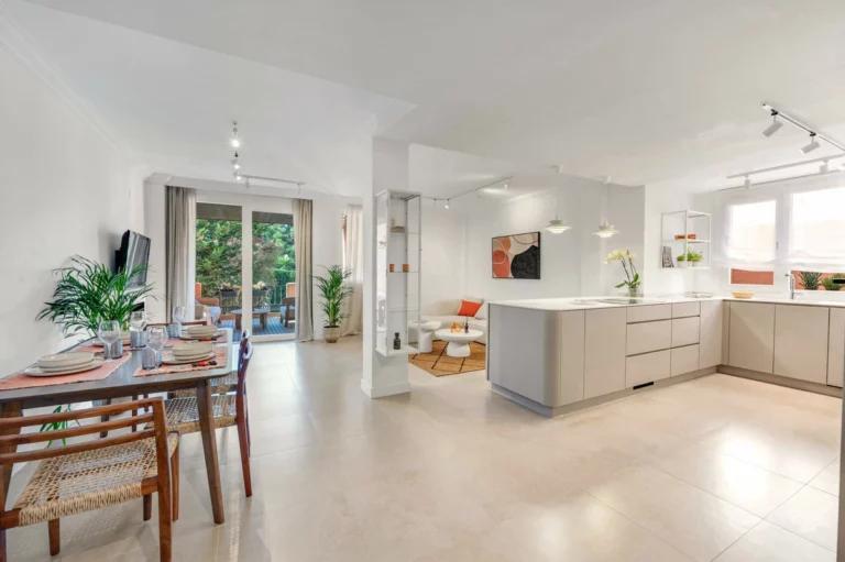R5127646 | Middle Floor Apartment in Estepona – 2 beds, 2.5 baths