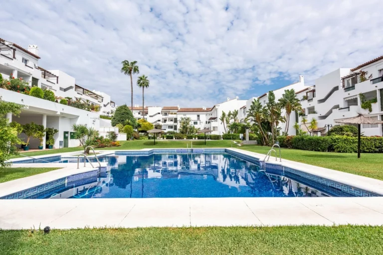 R5152048 | Middle Floor Apartment in Bel Air – 2 beds, 2 baths