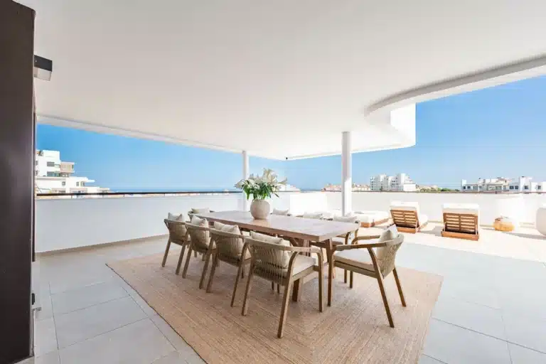 R5065021 | Middle Floor Apartment in Estepona – 3 beds, 2 baths