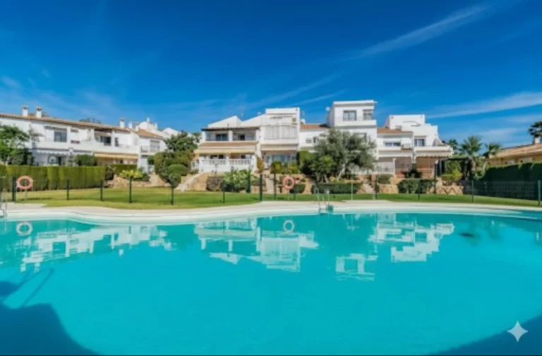 R5159017 | Townhouse in Estepona – 3 beds, 3.5 baths