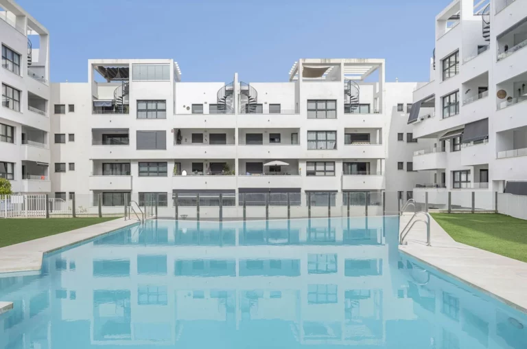 R5185999 | Middle Floor Apartment in Estepona – 3 beds, 2 baths