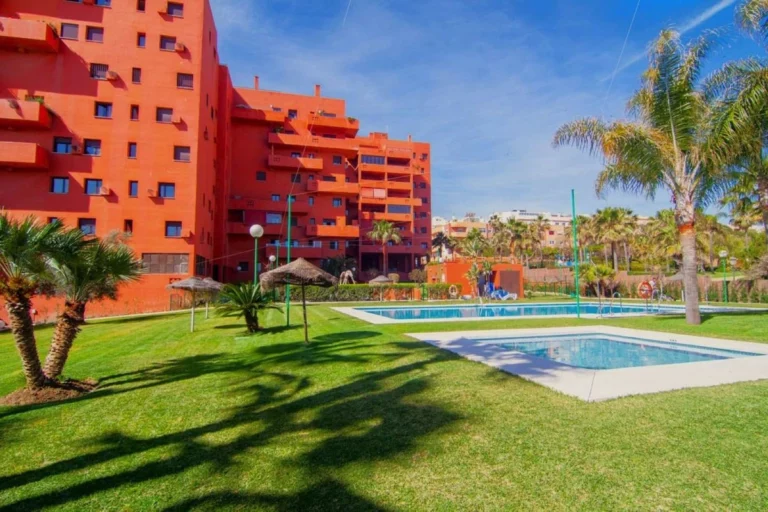 R5203042 | Middle Floor Apartment in Estepona – 1 beds, 1 baths