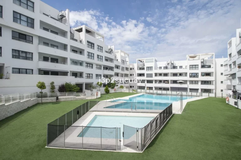 R5125027 | Middle Floor Apartment in Estepona – 2 beds, 2 baths