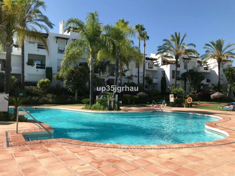 R5147797 | Middle Floor Apartment in Estepona – 2 beds, 2 baths