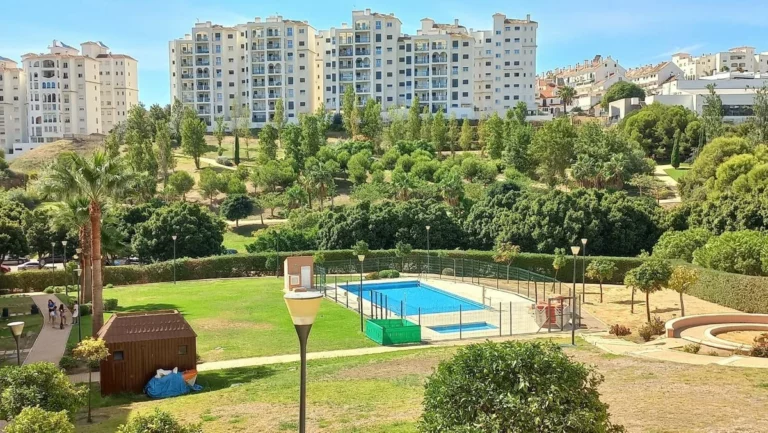 R5201272 | Middle Floor Apartment in Estepona – 3 beds, 2 baths
