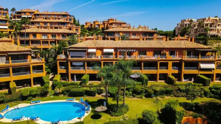 R5152909 | Middle Floor Apartment in Estepona – 2 beds, 2 baths