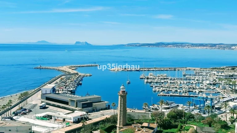 R5212351 | Top Floor Apartment in Estepona – 4 beds, 2 baths