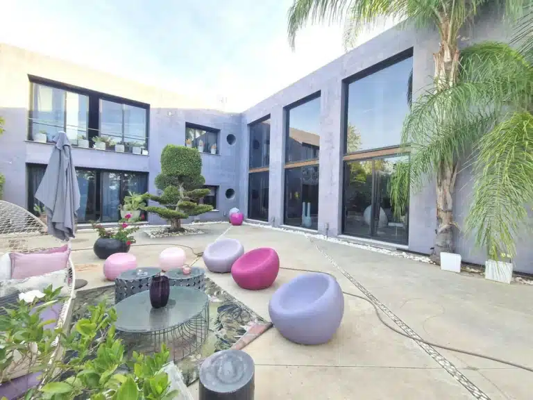 R4558135 | Detached Villa in Estepona – 5 beds, 5.5 baths