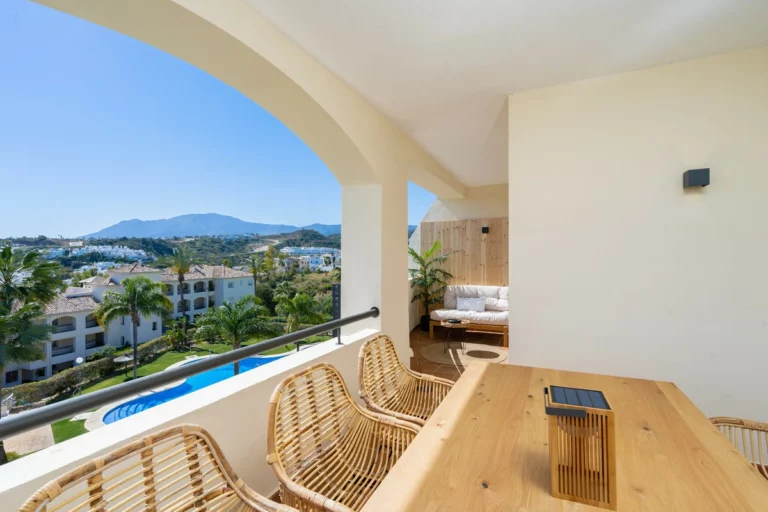 R5164345 | Middle Floor Apartment in Estepona – 2 beds, 3 baths