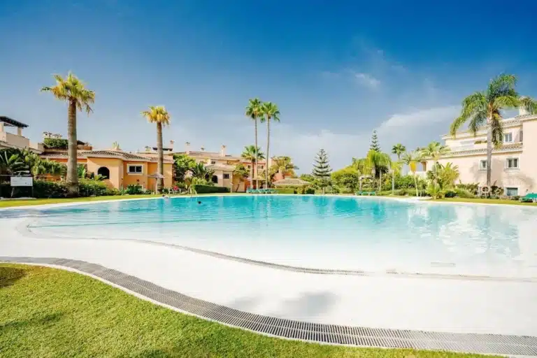 R5118250 | Middle Floor Apartment in Estepona – 2 beds, 2 baths