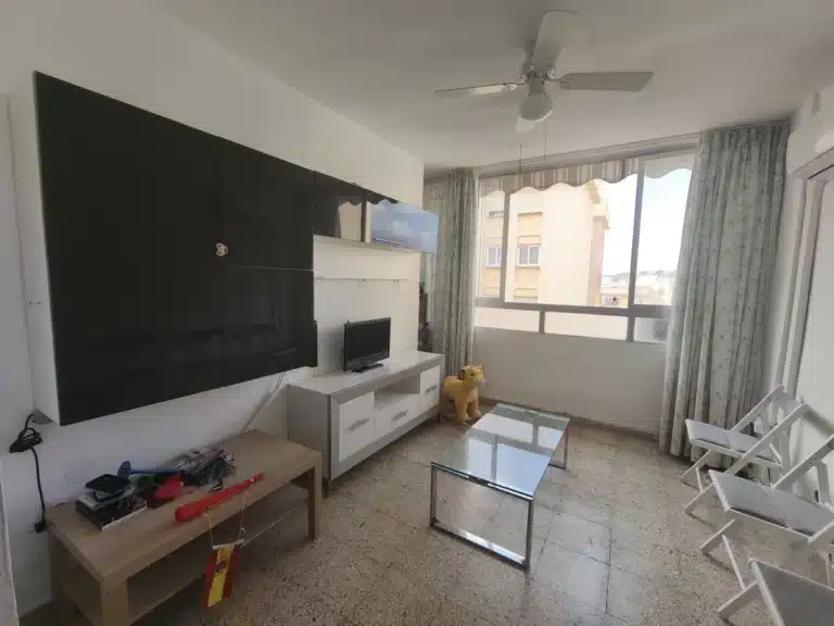 R5195257 | Middle Floor Apartment in Estepona – 3 beds, 1 baths