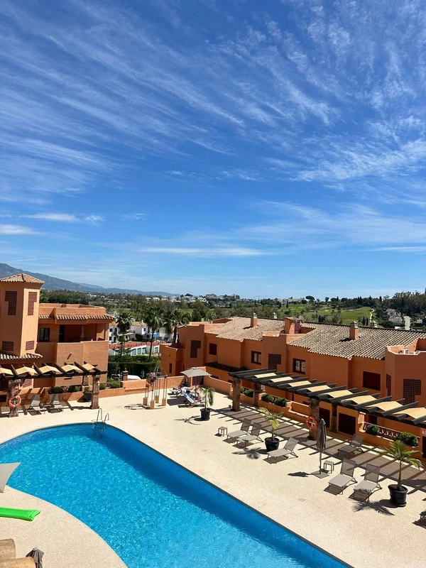 R4827697 | Middle Floor Apartment in El Paraiso – 2 beds, 2 baths
