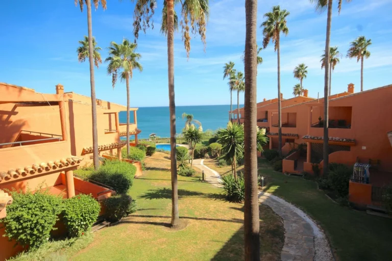 R5192218 | Middle Floor Apartment in Estepona – 3 beds, 2 baths