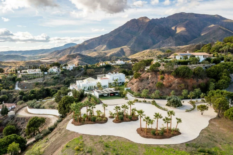 R5057962 | Detached Villa in Estepona – 7 beds, 7 baths