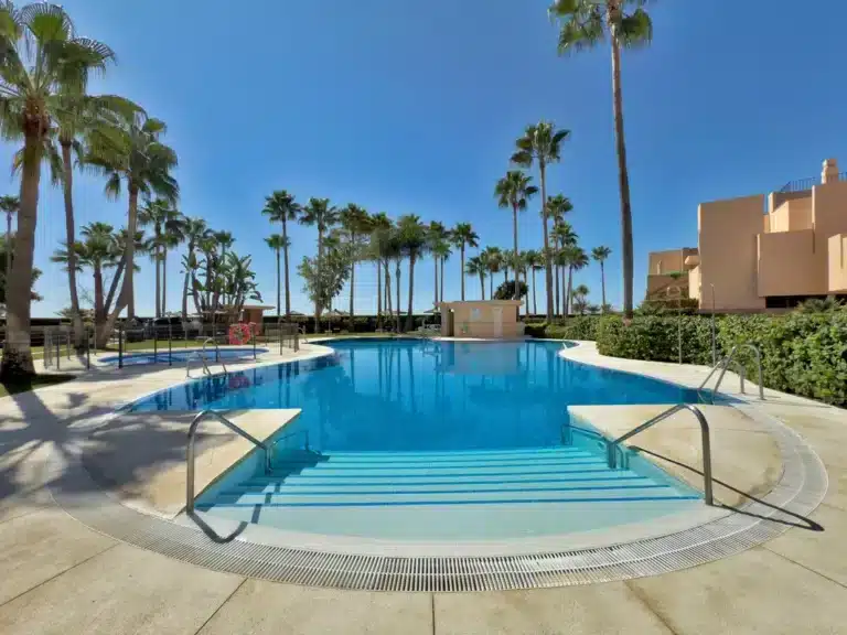 R5157919 | Middle Floor Apartment in Estepona – 3 beds, 2 baths