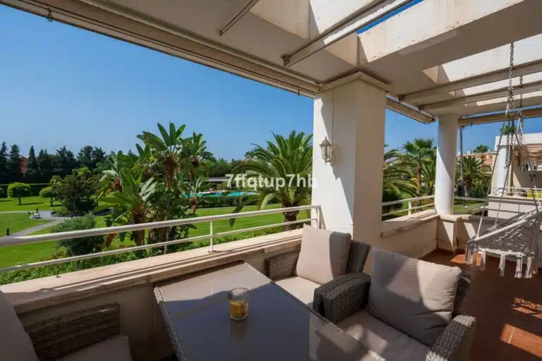 R5167081 | Middle Floor Apartment in Estepona – 3 beds, 3 baths