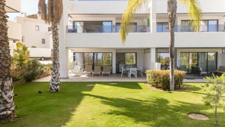 R5192098 | Ground Floor Apartment in Estepona – 3 beds, 2.5 baths