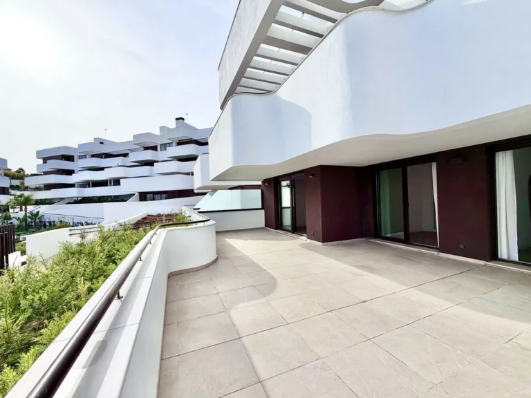 R5193751 | Ground Floor Apartment in Estepona – 2 beds, 2 baths