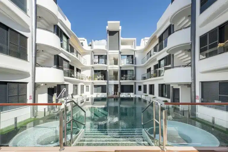 R5186287 | Middle Floor Apartment in Estepona – 3 beds, 3 baths