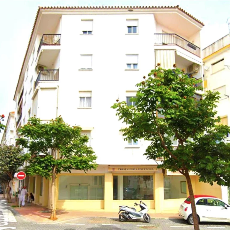 R5192047 | Middle Floor Apartment in Estepona – 3 beds, 1 baths