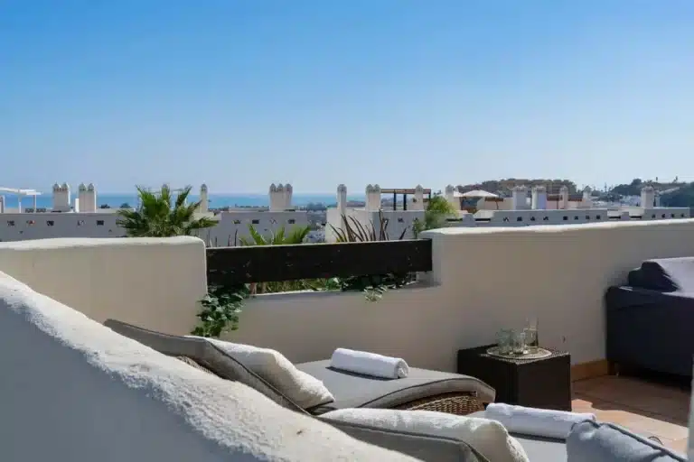 R5185432 | Middle Floor Apartment in Estepona – 2 beds, 2 baths