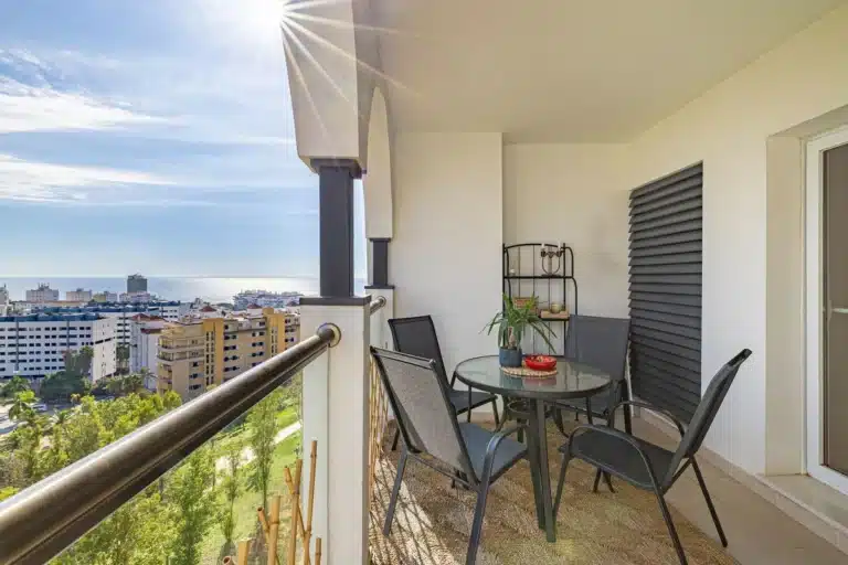 R5186164 | Middle Floor Apartment in Estepona – 3 beds, 2 baths