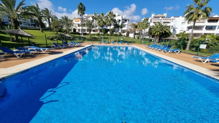 R5209429 | Middle Floor Apartment in Estepona – 2 beds, 2 baths