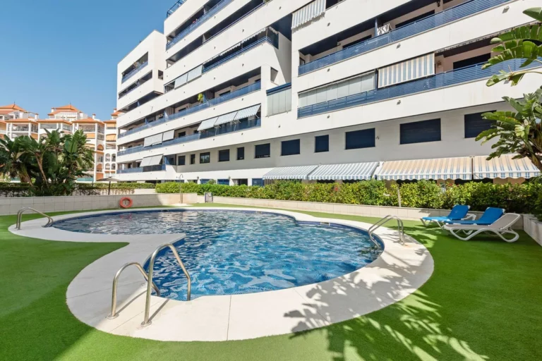 R5072365 | Middle Floor Apartment in Estepona – 2 beds, 2 baths