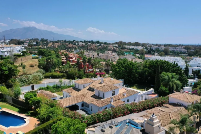 R4676575 | Detached Villa in El Paraiso – 6 beds, 7 baths