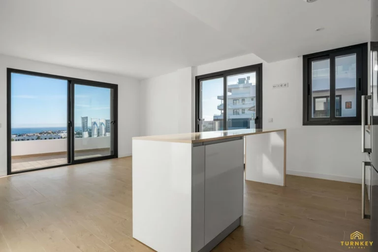 R5217565 | Middle Floor Apartment in Estepona – 3 beds, 2 baths