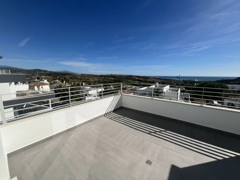 R5217892 | Middle Floor Apartment in Estepona – 2 beds, 2 baths