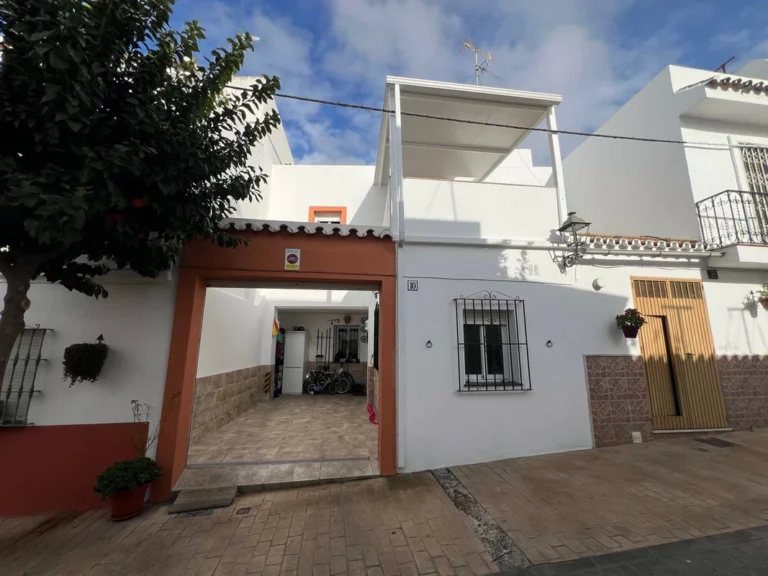 R4605895 | Townhouse in Estepona – 4 beds, 2 baths