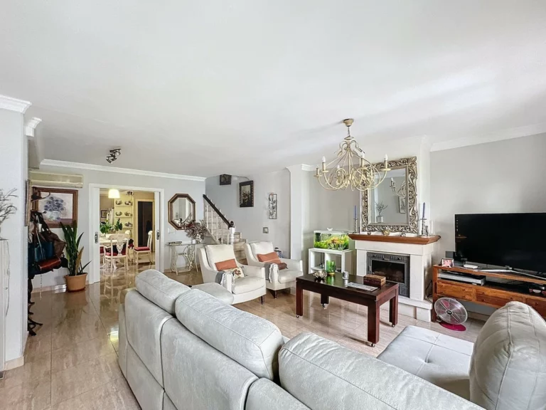 R4841119 | Semi-Detached House in Estepona – 5 beds, 3 baths