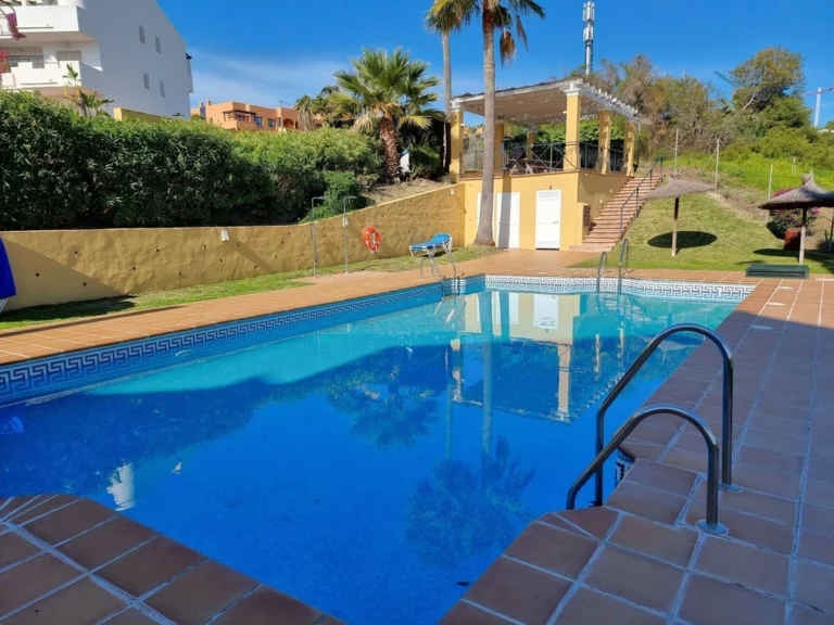R4957453 | Top Floor Apartment in Estepona – 3 beds, 3 baths