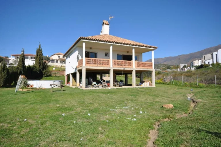 R4415791 | Detached Villa in Estepona – 3 beds, 1 baths