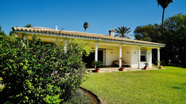 R5083873 | Detached Villa in El Paraiso – 3 beds, 3 baths
