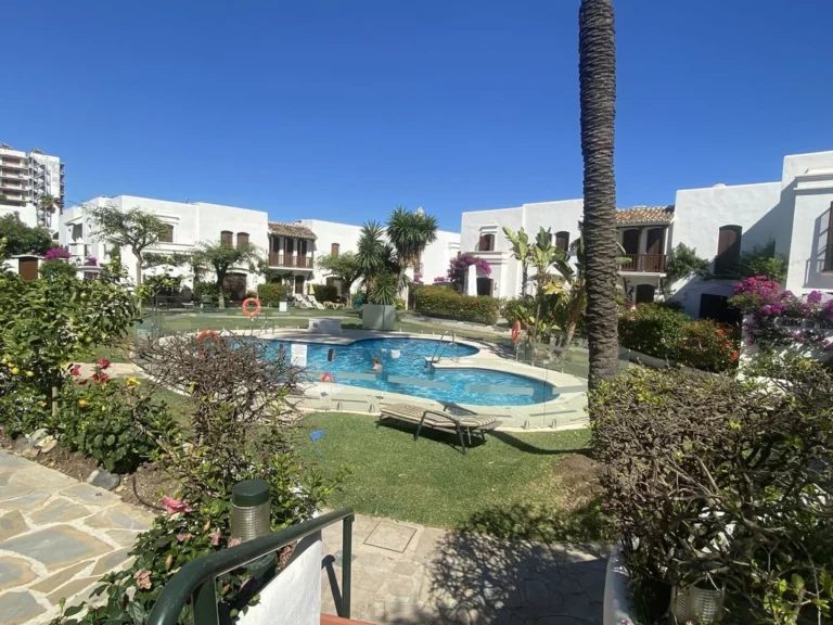 R5018665 | Townhouse in Estepona – 2 beds, 2 baths