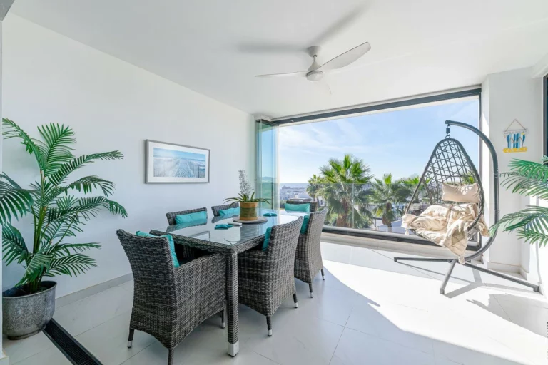 R5229001 | Middle Floor Apartment in Estepona – 4 beds, 3 baths