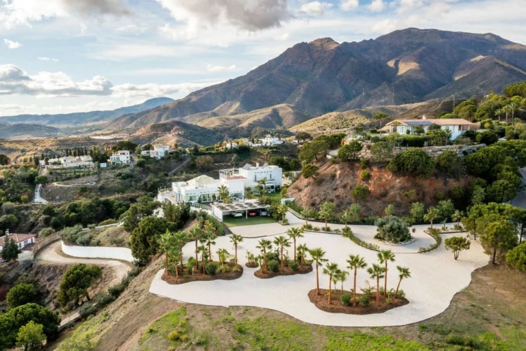 R4875148 | Detached Villa in Estepona – 7 beds, 7 baths