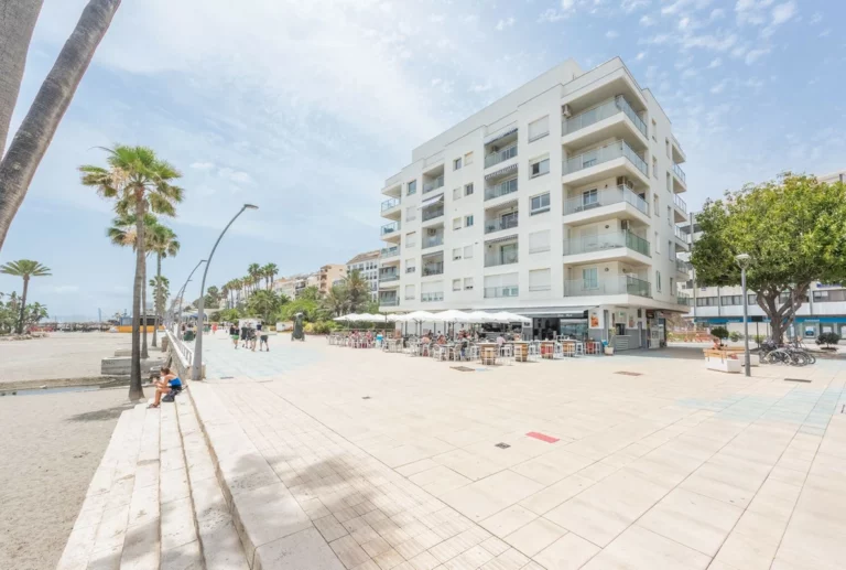 R5215300 | Middle Floor Apartment in Estepona – 3 beds, 1 baths