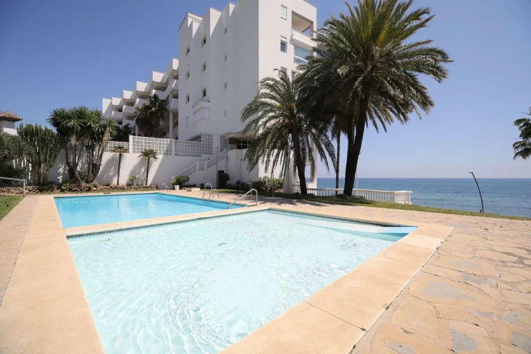 R5070841 | Middle Floor Apartment in Estepona – 2 beds, 1 baths