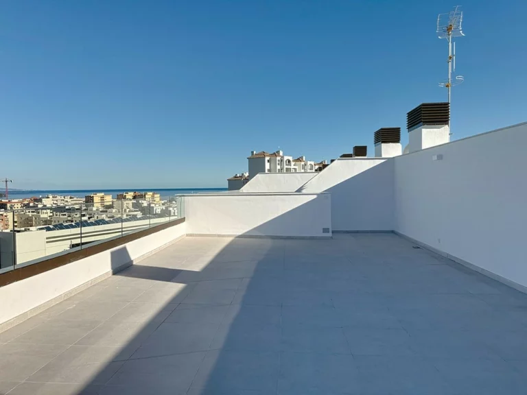 R4979287 | Penthouse in Estepona – 3 beds, 2 baths