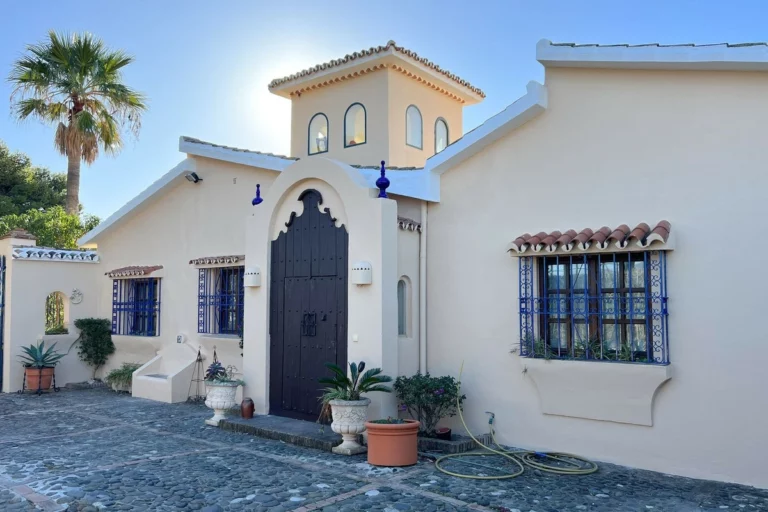 R4597402 | Detached Villa in Estepona – 4 beds, 3 baths